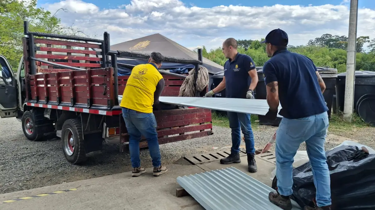 Gobernación de Risaralda entrega 2.400 tejas para atender familias afectadas por vendavales