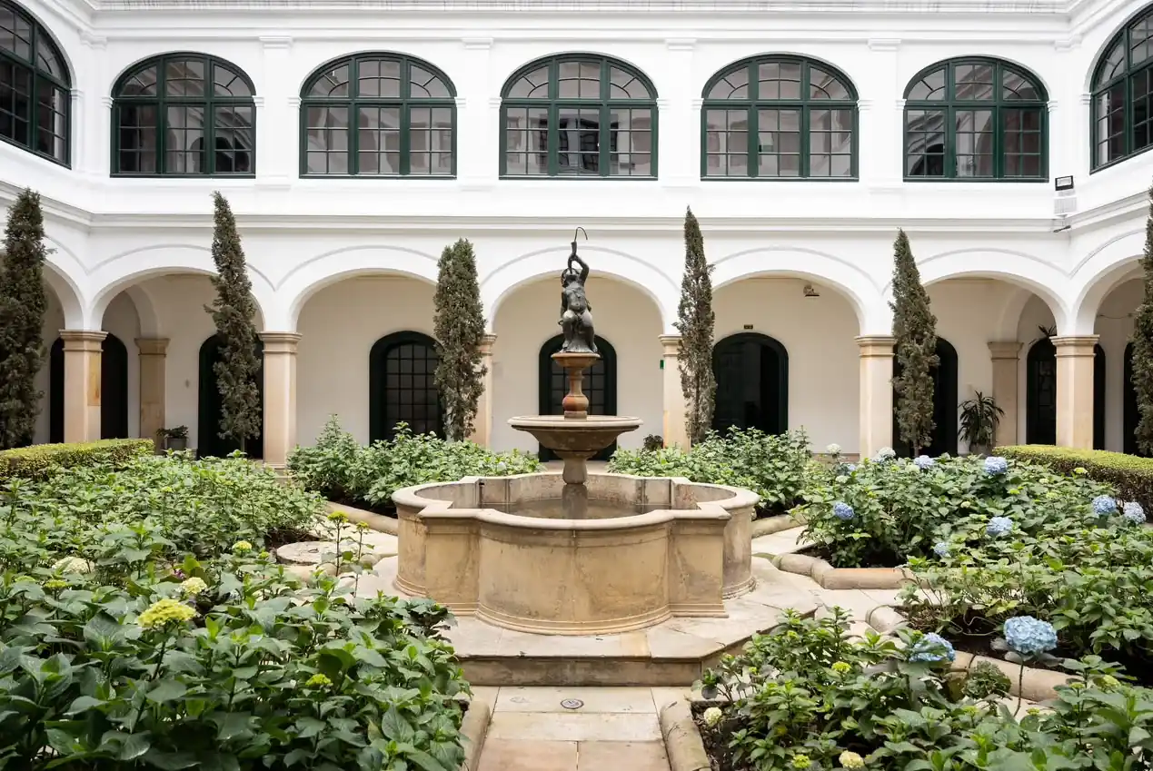 Cancillería restablece la denominación histórica del “Patio de los Novios” en el Palacio de San Carlos