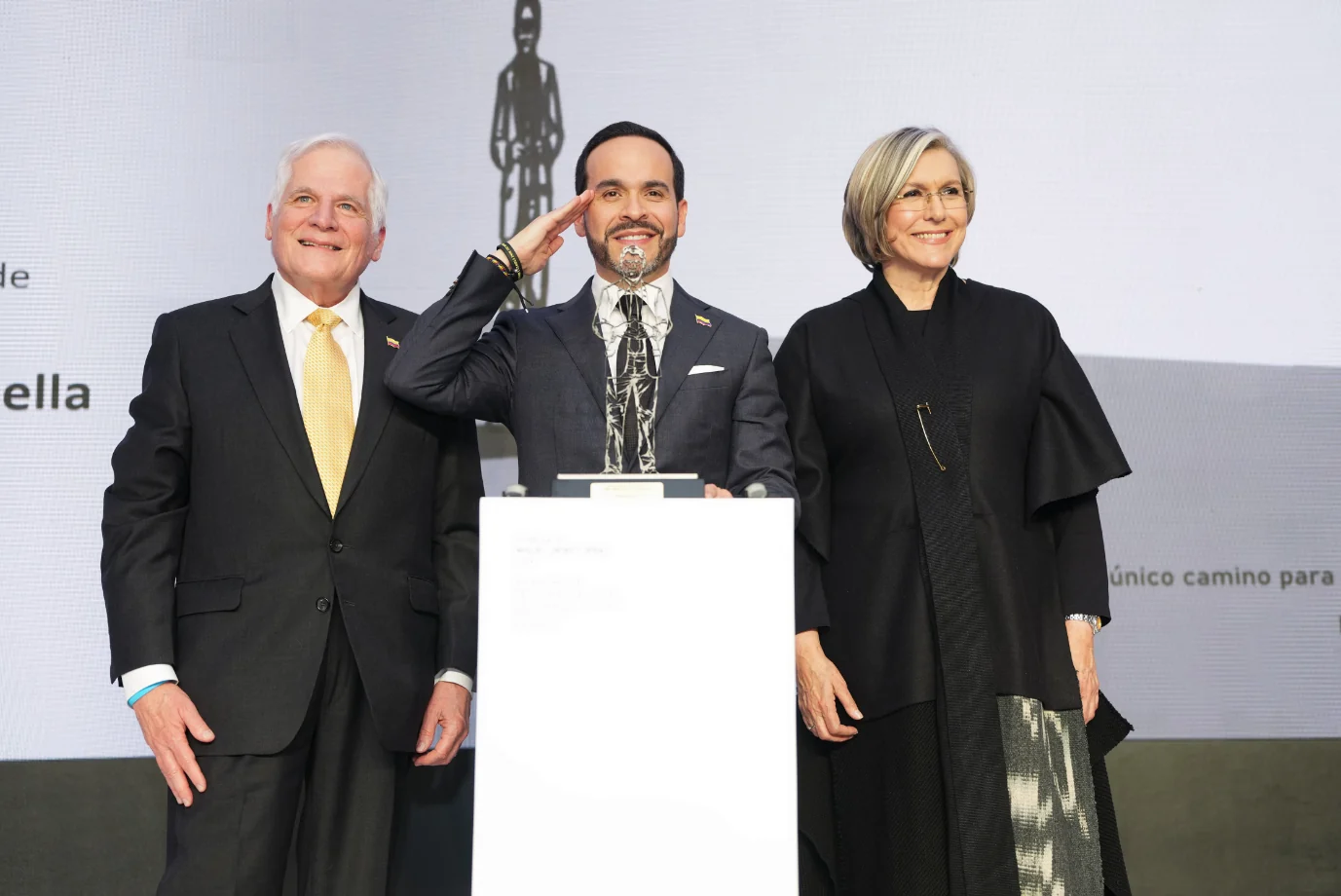 Presidente De La Espriella recibe Premio al Líder Valiente y destaca legado de Miguel Uribe Turbay