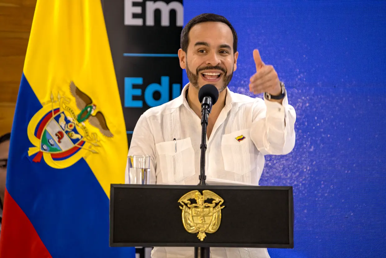 Presidente De La Espriella dona su salario a dos causas en Montería: estudiantes talentosos que viajan a Europa y mujeres que luchan contra el cáncer