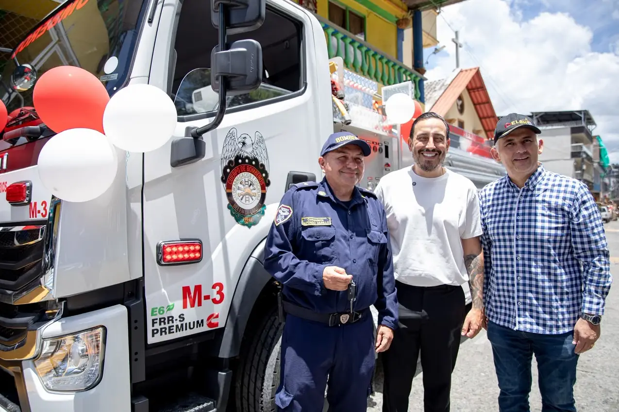 Juan Diego Patiño, fortalece capacidad de respuesta de bomberos de Belén de Umbría, con nuevo vehículo cisterna