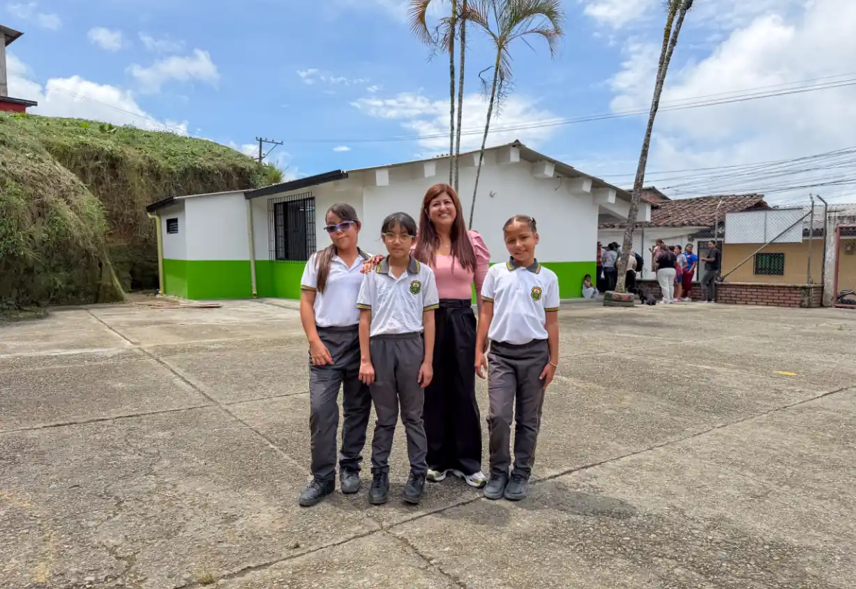 La comunidad educativa de Marsella celebra la entrega de una nueva aula en la sede Simón Bolívar, gracias a la Gobernación de Risaralda