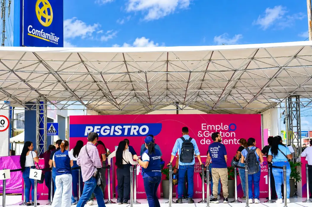 La Feria de Empleo de Comfamiliar Risaralda conectó al talento local con decenas de empresas: más de 600 personas atendieron al llamado